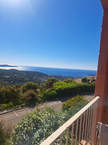 Location Vacance Vue Mer 4 a 6 Personnes in Cavalaire-Sur-Mer, France
