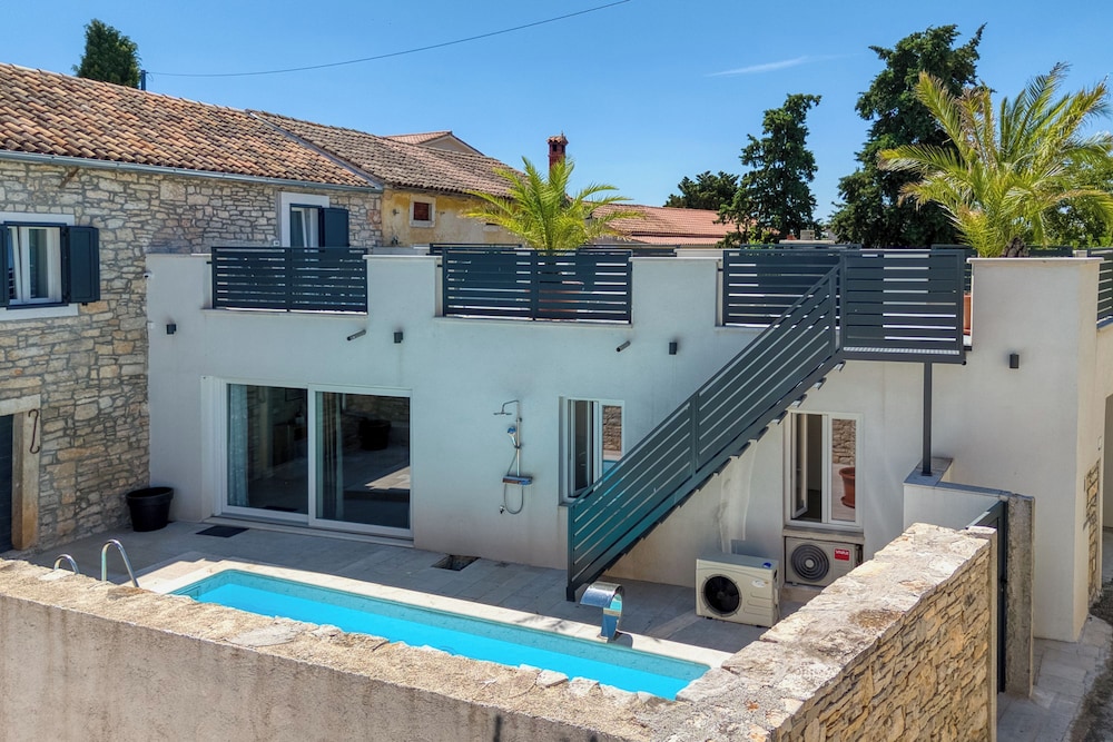 Villa Galant with Pool and Sauna — 4-Star Luxury Hotel in Kanfanar, Croatia