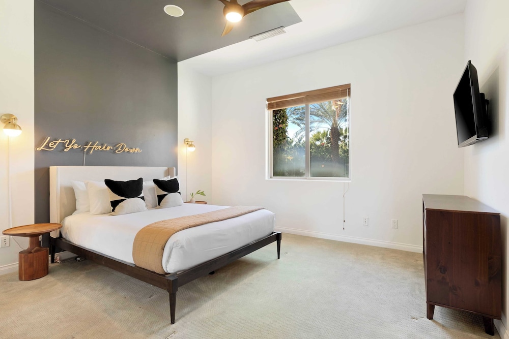 The Date Palm Estate by Avantstay Expansive Estate w Game Room Backyard Oasis w Pool & Spa - photo 28