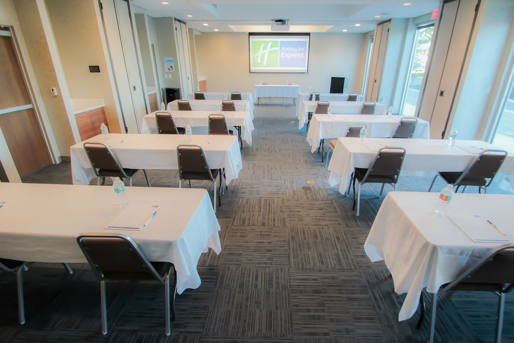 Holiday Inn Express & Suites Miami Airport East by IHG - photo 79