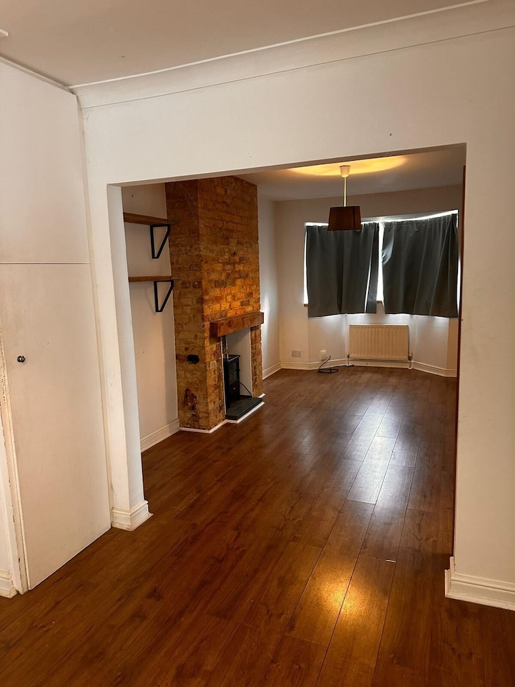 Chatham Retreat by the River in Chatham, United Kingdom