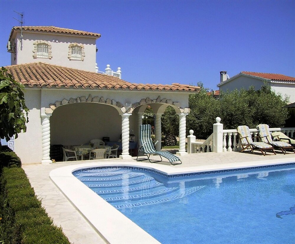 Beautiful Villa With Swimming Pool 5769296 — L Ampolla