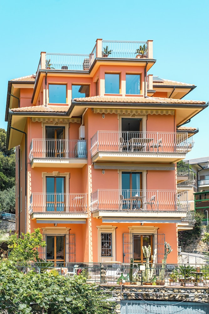 Kriss Apartments — 4-Star Luxury Hotel in Deiva Marina, Italy