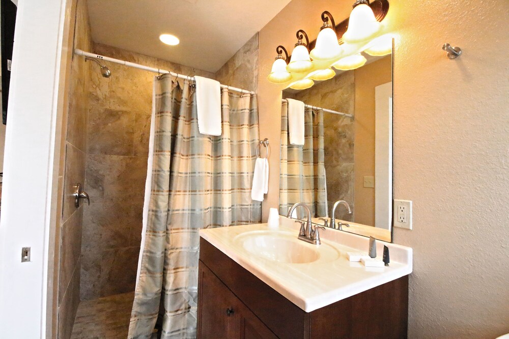 Peach Tree Inn & Suites - photo 49