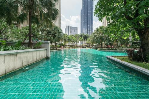 Internet celebrity train night market swimming pool free WiFi mrt 100m