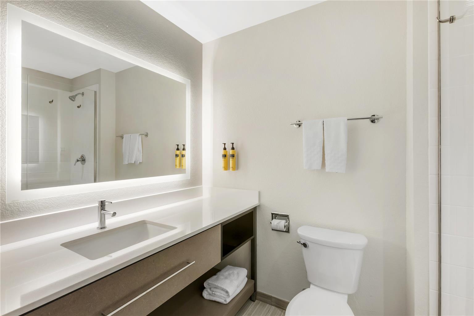 Super 8 by Wyndham Greensboro Coliseum Conv. - photo 45
