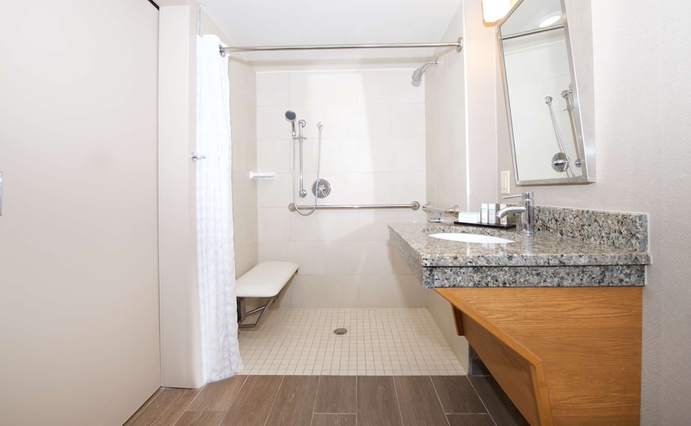 Embassy Suites by Hilton Cincinnati Northeast Blue Ash - photo 29