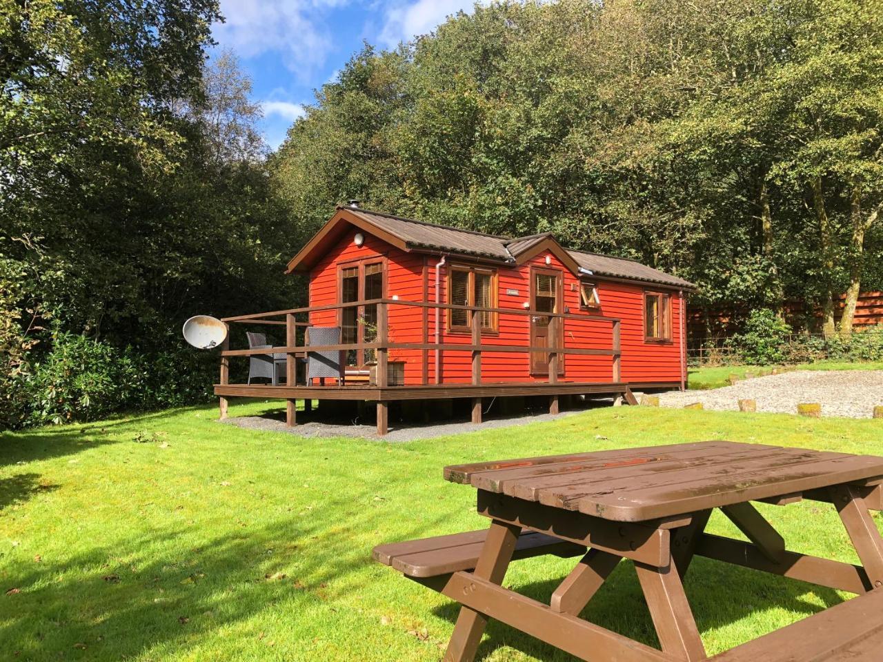 Rashfield Sheilings Quiet Riverside Lodges for Couples near Pucks Glen — 4-Star Luxury Hotel in Dunoon, United Kingdom