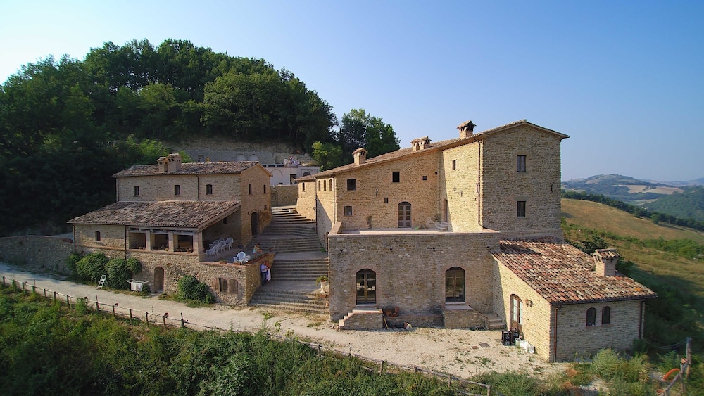 Borgo Storico Cisterna — hotel in Macerata Feltria