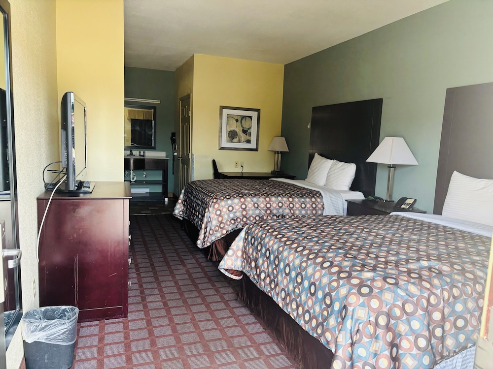 Pearsall Inn & Suites - photo 18