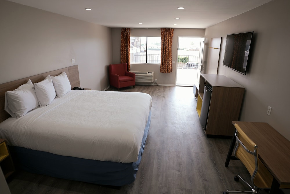 Days Inn by Wyndham Hemet - photo 11