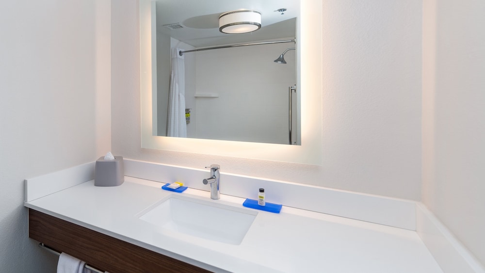 Holiday Inn Express & Suites Dinuba West by IHG - photo 18