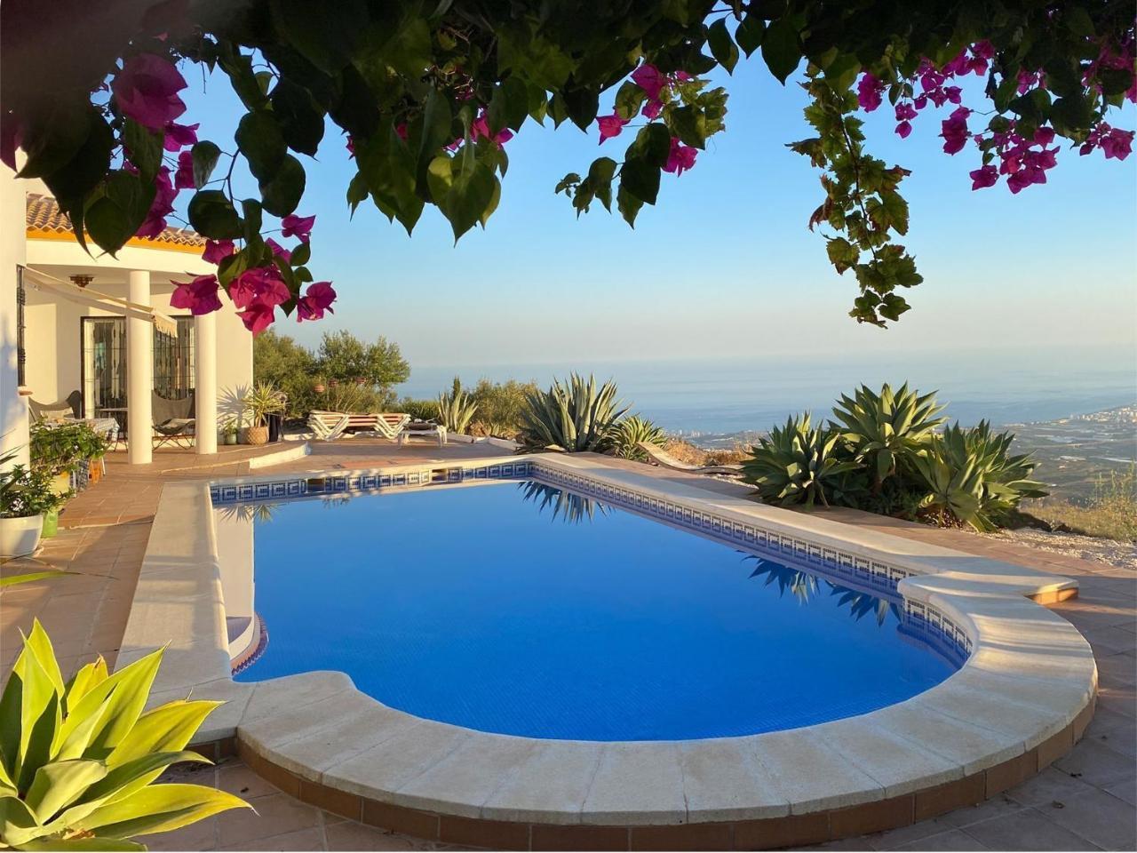 Villa in Arenas with Mediterranean Views — 4-Star Luxury Hotel in Arenas, Spain