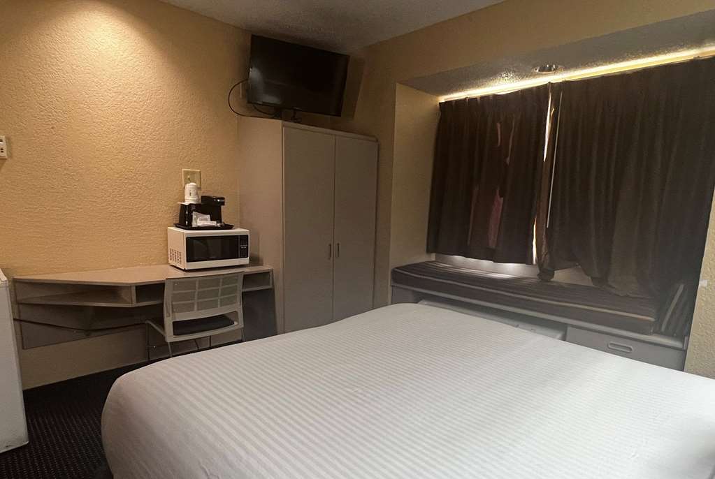 Microtel Inn & Suites by Wyndham Houston - photo 11