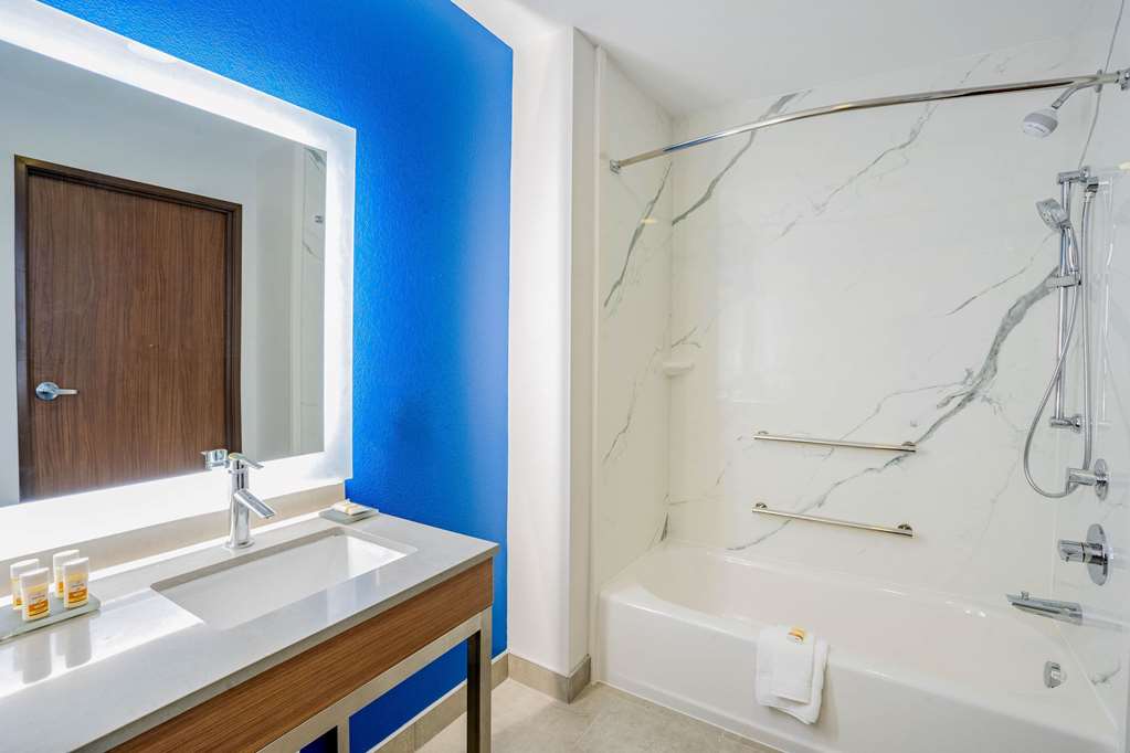 La Quinta Inn & Suites by Wyndham Katy - photo 25