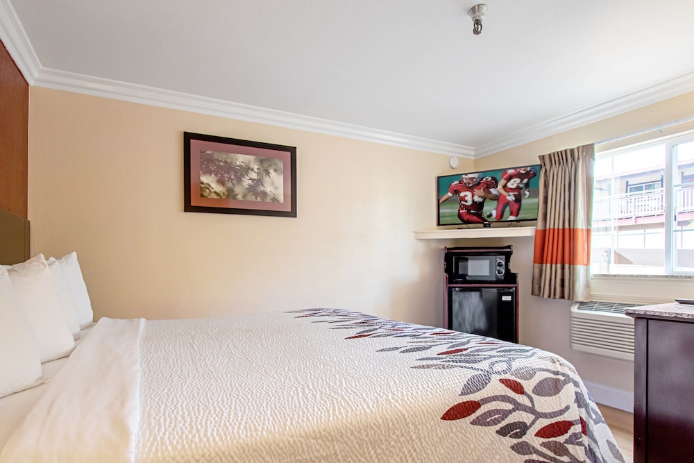 Red Roof Inn & Suites Monterey - photo 23