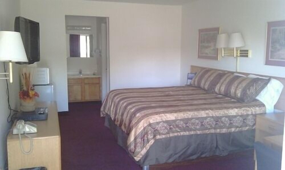 Parachute Inn - photo 6