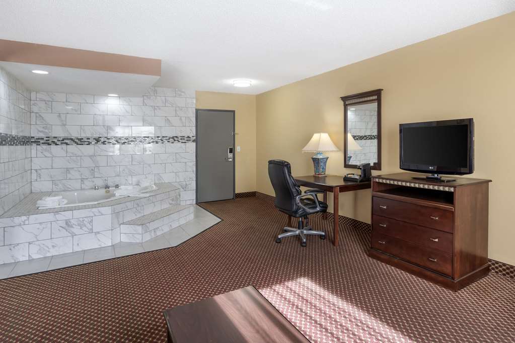 Quality Inn & Suites Bloomington University Area - photo 27