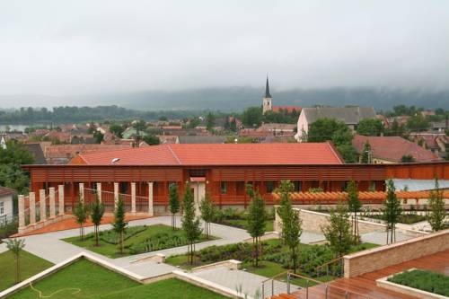 Szent Adalbert Center — hotel in Esztergom
