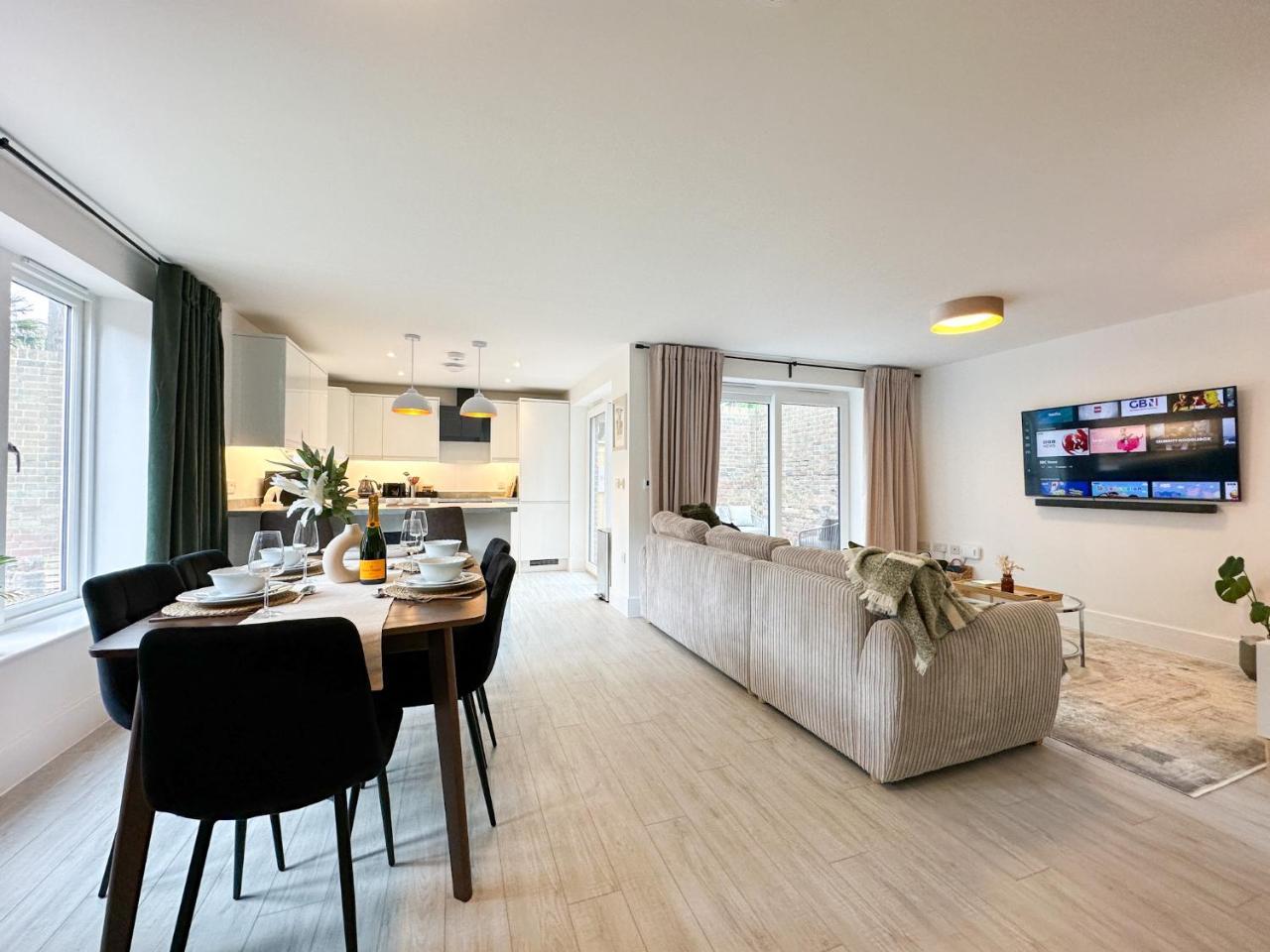 NEW Edwin Bing Mews Luxury City Centre Home FREE Parking — 4-Star Luxury Hotel in Canterbury, United Kingdom