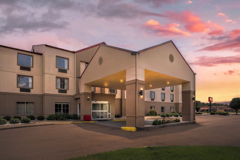 Red Roof PLUS & Suites Vicksburg - photo 32
