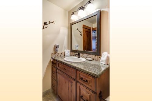 Bear Claw 413 Ski in Ski out Condo — 4-Star Luxury Hotel in Steamboat Springs, United States