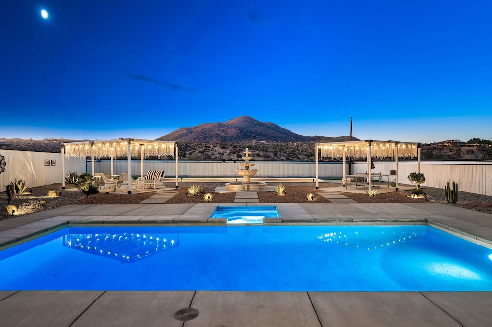 HUGE House in Joshua Tree Yucca Valley with Pool & Hot Tub — 4-Star Luxury Hotel in Yucca Valley, United States