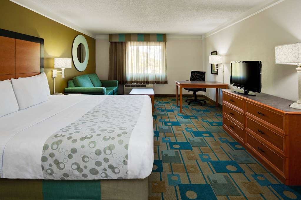 La Quinta Inn & Suites by Wyndham St. Pete Clearwater Airpt - photo 21