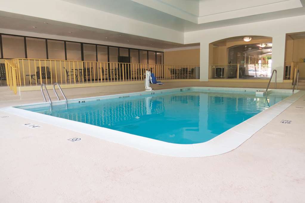 La Quinta Inn & Suites by Wyndham Stamford New York City - photo 2