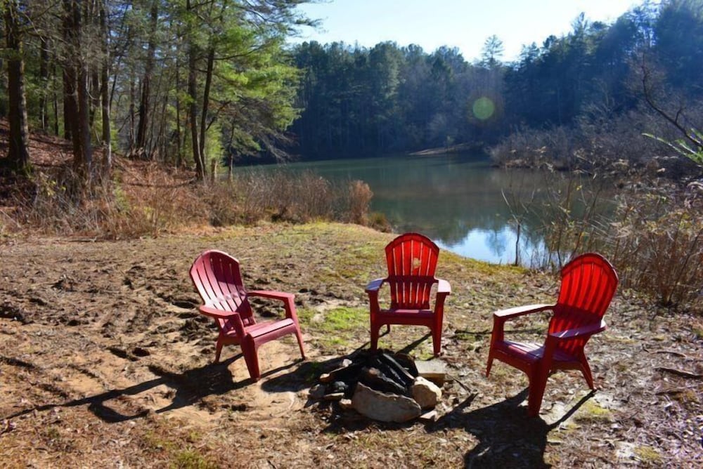 Misty Lake Lodge — 4-Star Luxury Hotel in Blue Ridge, United States