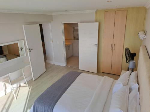 3 Bedroom Sea Facing Family Apartment Cape Town Moullie Point