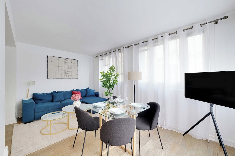 Beautiful Apartment 2br 6p Eiffel Tower — 4-Star Luxury Hotel in Paris, France
