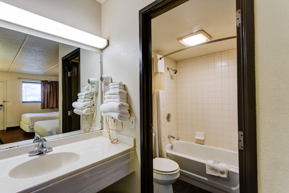 SkyLight Inn Cleveland Willoughby - photo 25