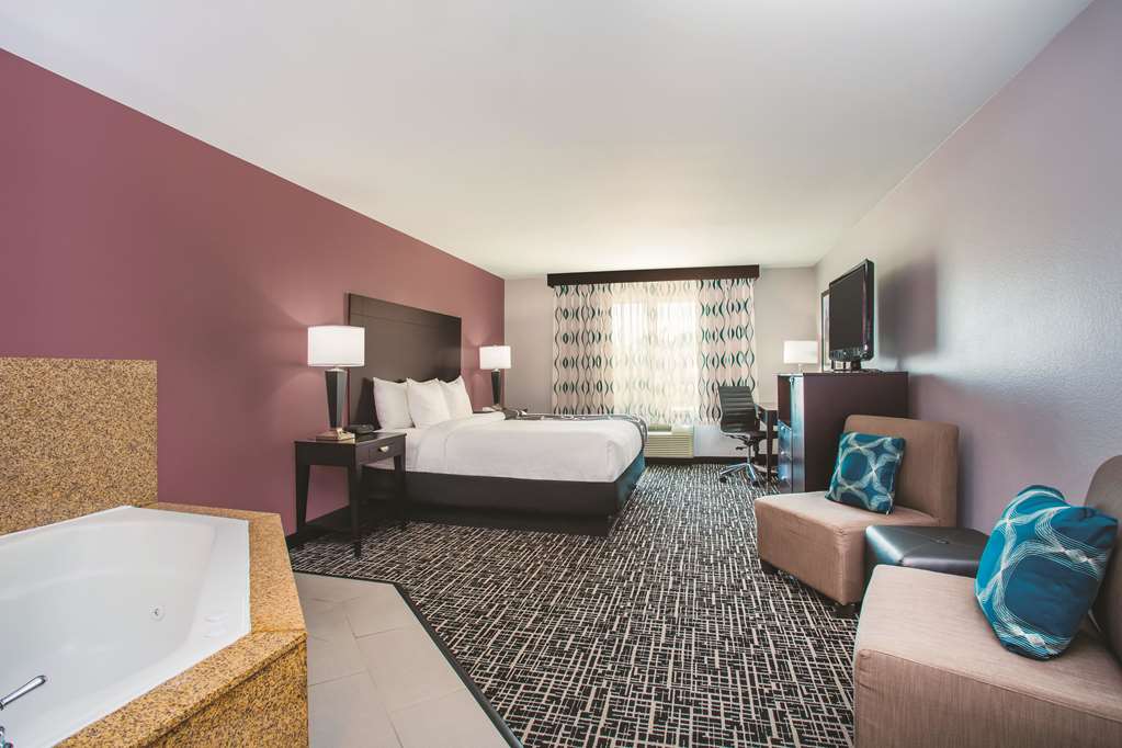 La Quinta Inn & Suites by Wyndham Russellville - photo 19