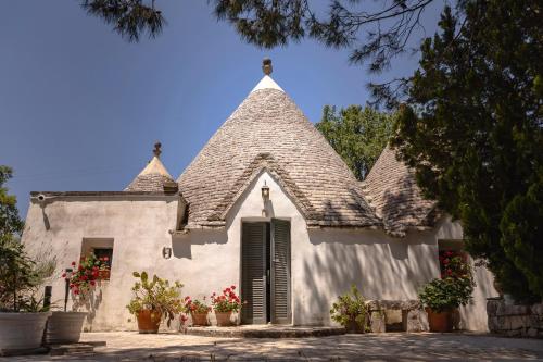 Escape in a Historic Trullo Estate Private Garden Nordic Hot Tub 4BR up to 8 guests in Cisternino, Italy