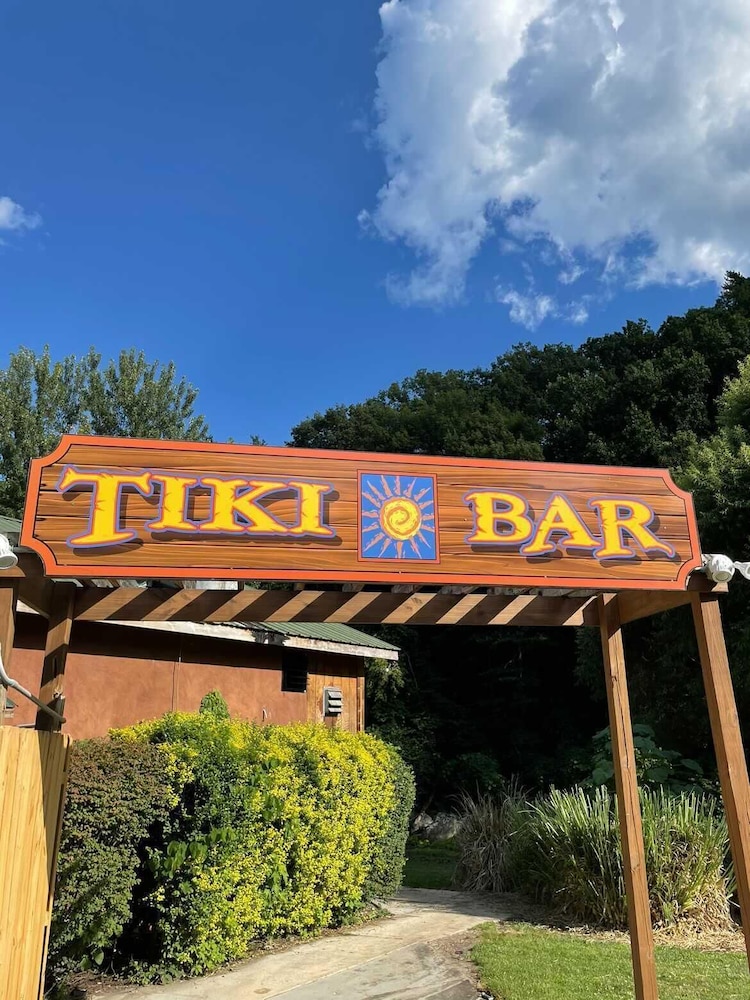 Geneva Hotel & Tiki Bar - photo 69