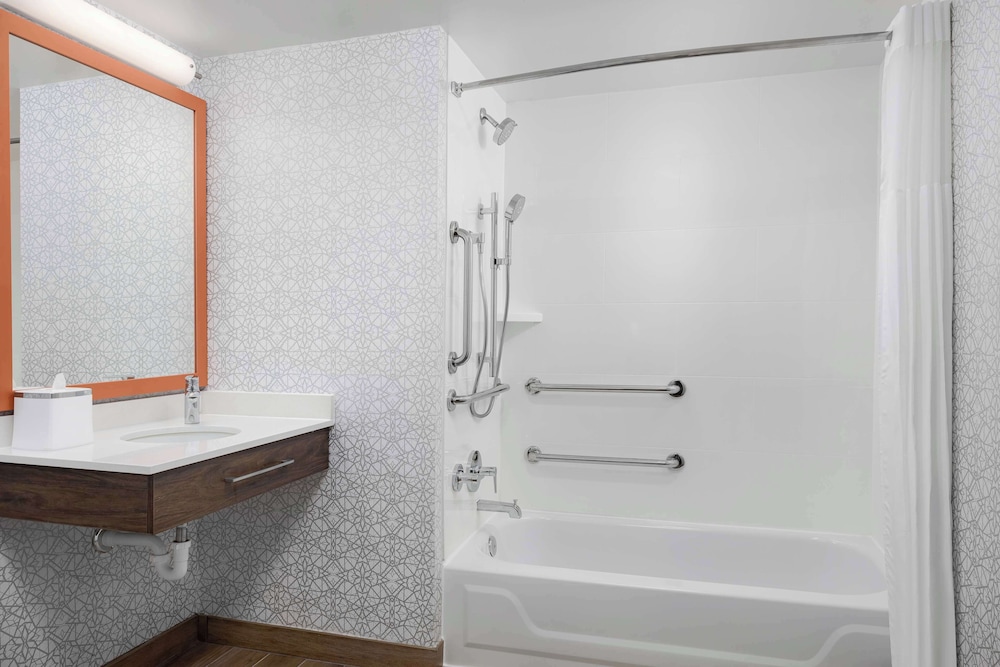 Hampton Inn Louisville Airport - photo 15