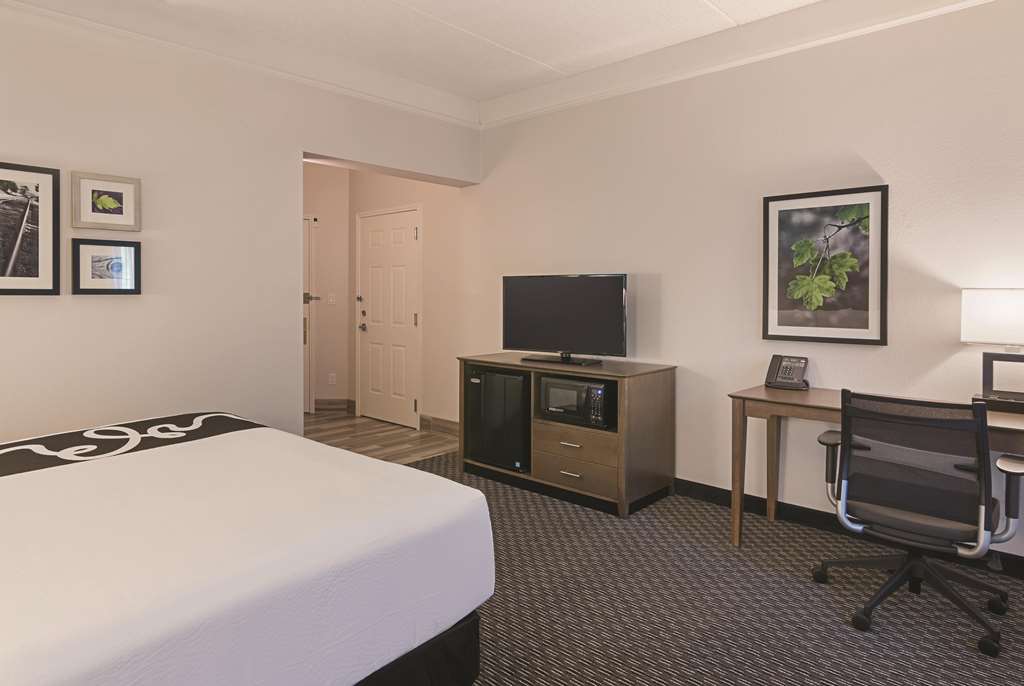 La Quinta Inn & Suites by Wyndham Orlando UCF - photo 27