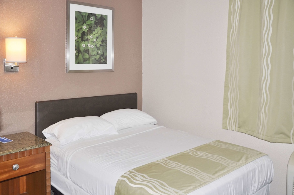 Bison Inn & Suites on University - photo 8