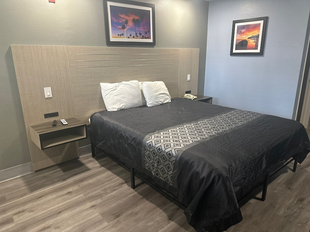 Orange Tustin Inn - photo 11