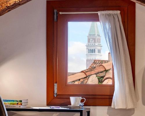 Glass House Loft 2 minutes to Rialto Bridge & View — 4-Star Luxury Hotel in Venice, Italy