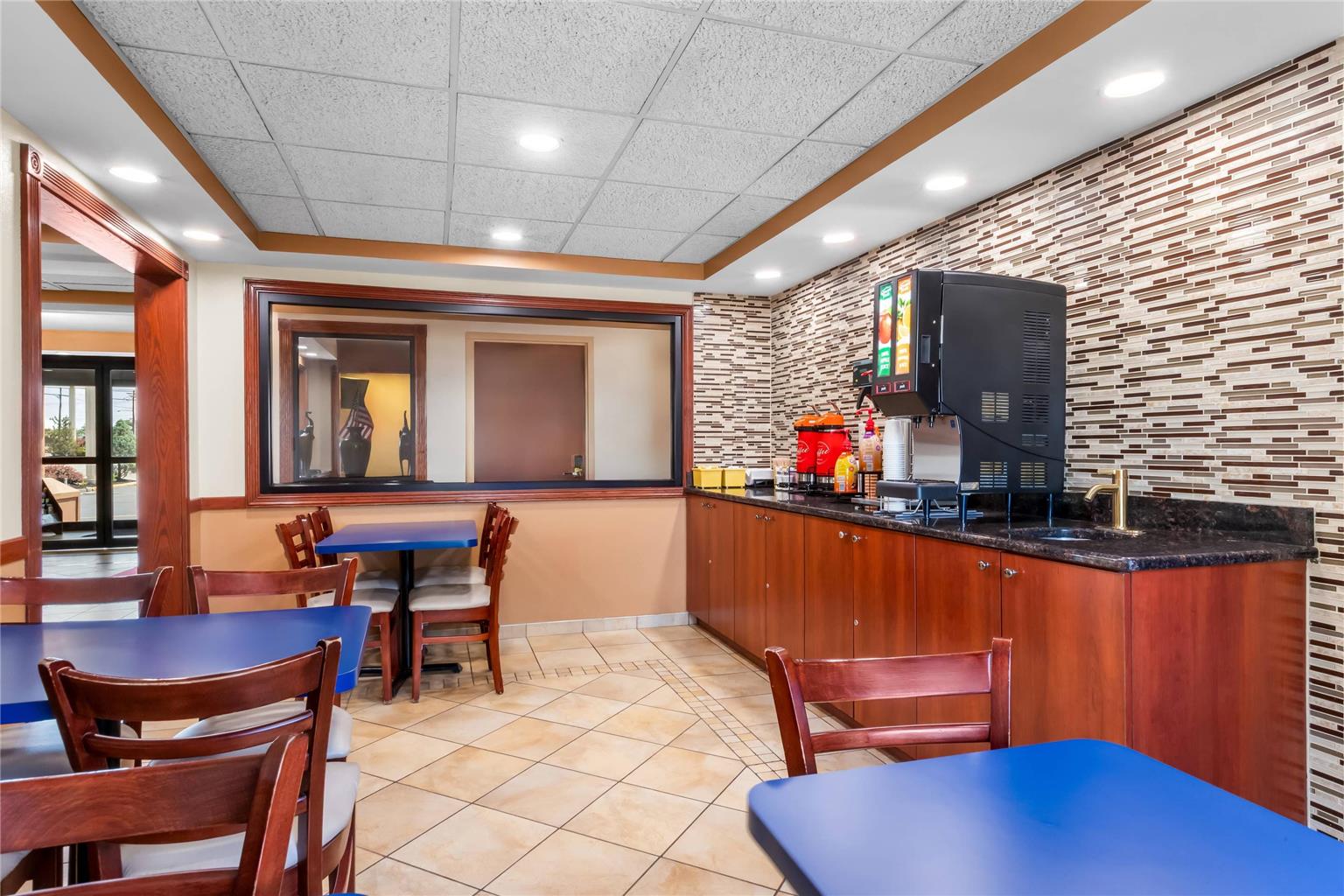 Econo Lodge Woodbridge - photo 33