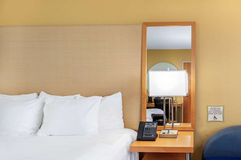 La Quinta Inn & Suites by Wyndham Sarasota Downtown - photo 20