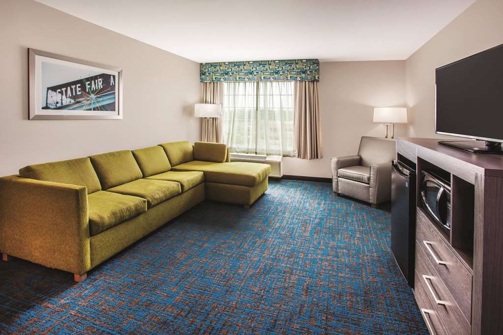 La Quinta Inn & Suites by Wyndham St. Paul Woodbury - photo 25