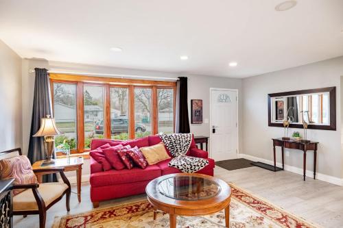 Charming 3 Bed Stay Airport 10 Min Pets OK in Romulus, United States