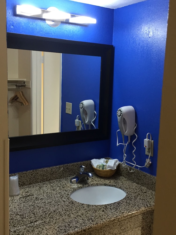 California Inn and Suites Bakersfield - photo 33
