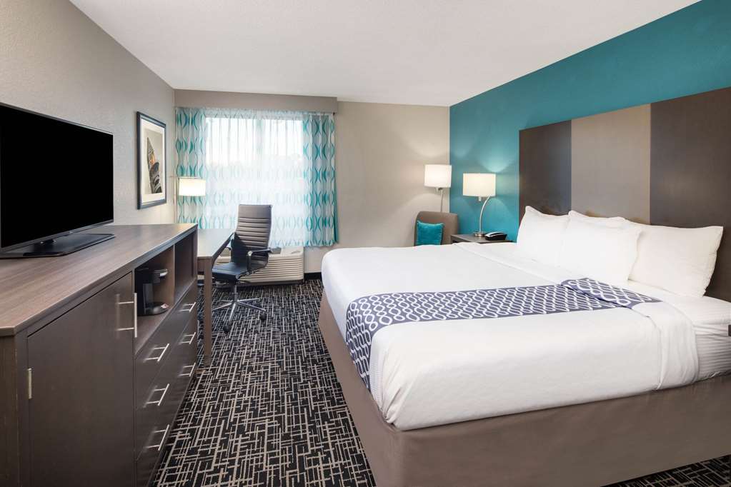 La Quinta Inn & Suites by Wyndham Atlanta Airport North - photo 16
