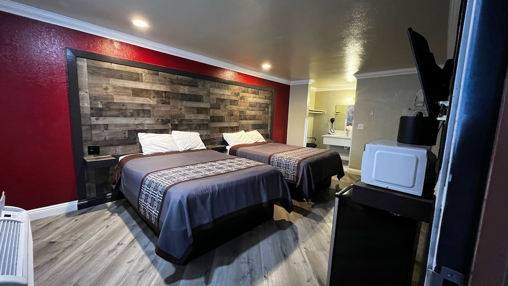 New American Inn and Suites - photo 9