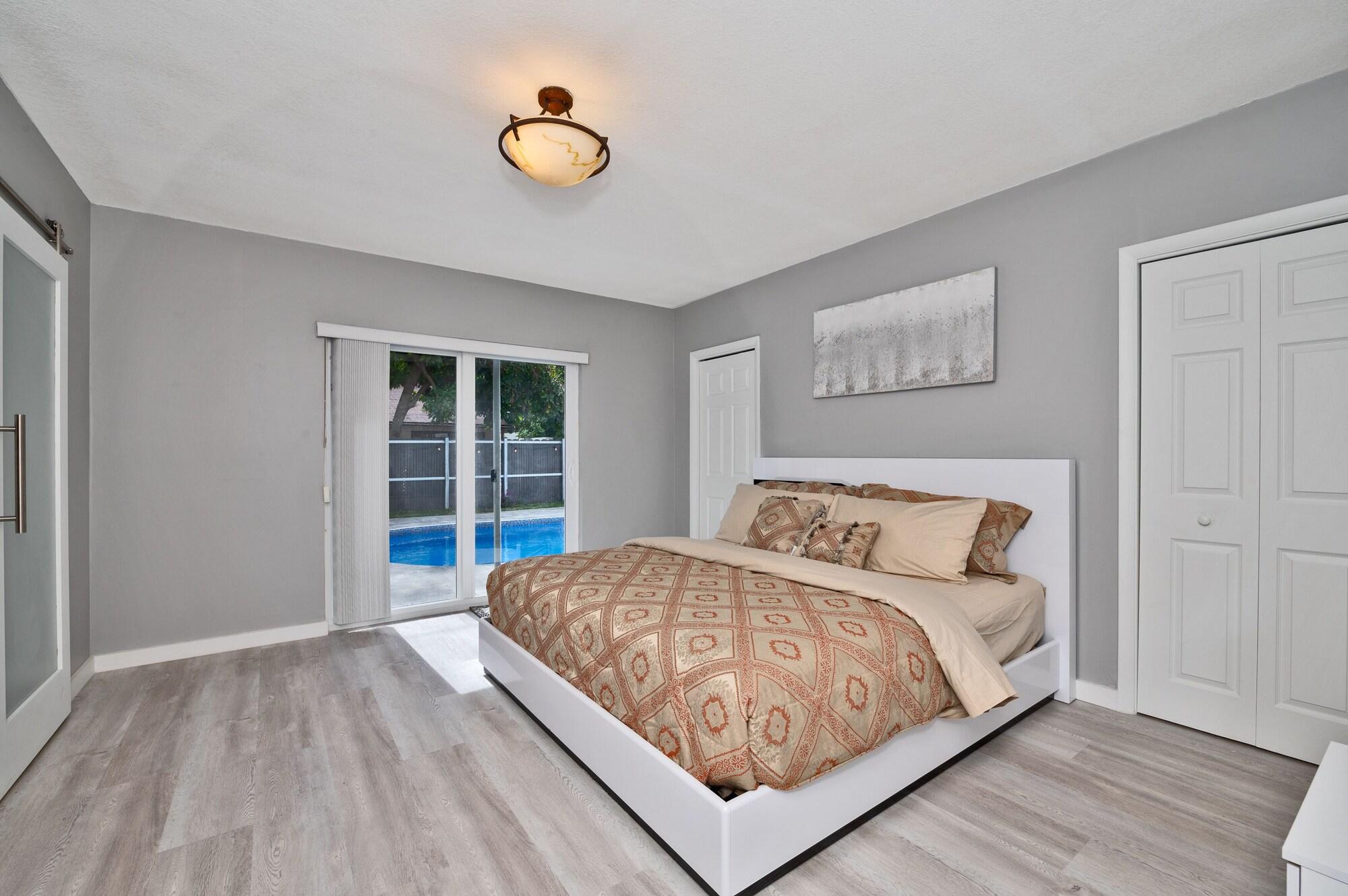 Spacious 4 bedrooms 2 bathroom house with pool — 4-Star Luxury Hotel in Miramar, United States