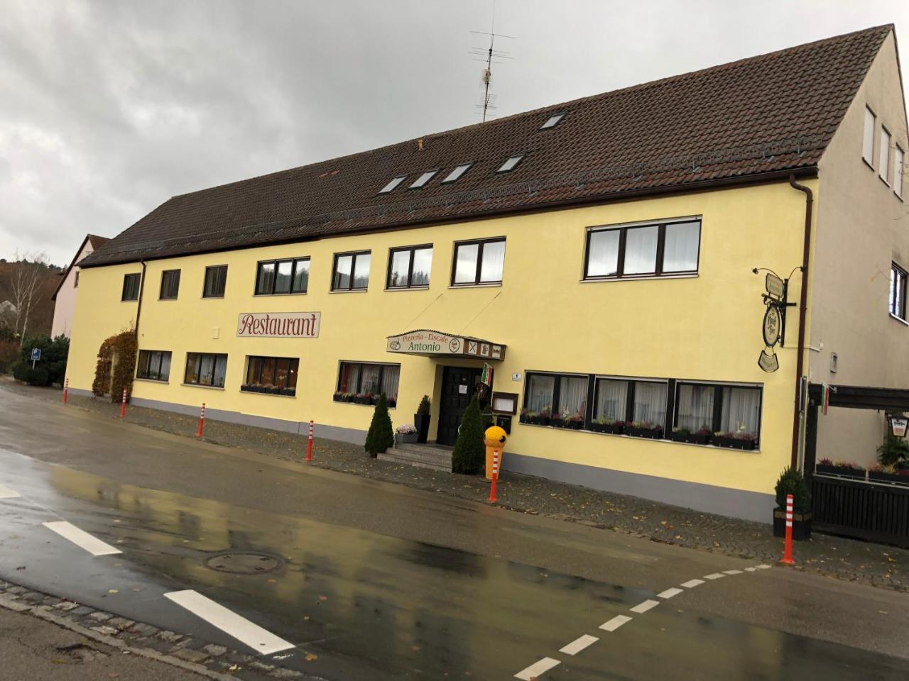 Eiscaf Pizzeria Antonio - carbon neutral hotel in Windsbach